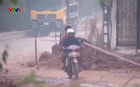 Đường liên xã thi công dang dở, người dân phải bắc cầu tạm để vào nhà