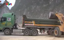 Bị yêu cầu cân tải trọng, tài xế nâng ben đổ bớt vật liệu trốn xử phạt