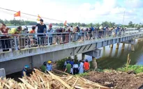 Hai người đàn ông nhảy xuống sông cứu người phụ nữ tự tử