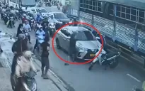 Bắt đối tượng đập phá ô tô sau va chạm giao thông