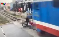 Cố vượt qua đường sắt, người đi xe máy bị tàu hỏa tông trúng