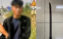 Khởi tố 2 đối tượng mang kiếm tìm người gây sự đánh nhau