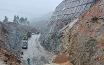 Đèo An Khê bị sạt lở, giao thông ùn tắc