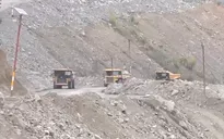 Đất đá đổ thải ''phơi sương'' trong khi dự án hạ tầng thiếu vật liệu san lấp