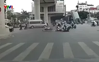 Vượt đèn đỏ tại ngã tư, xe máy bị xe đi đúng hiệu lệnh đèn tông hất văng