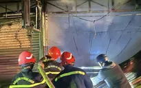 Cháy 2 cửa hàng quần áo, đồ chơi, 9 người được cứu thoát