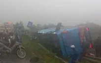 Ô tô khách đâm gãy hộ lan rồi lao xuống hành lang đường sắt