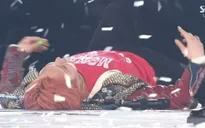 G-Dragon nằm trên sân khấu sau khi kết thúc màn biểu diễn trong đêm Giáng sinh