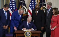 Tổng thống Mỹ Joe Biden ký ban hành 50 luật trước khi mãn nhiệm