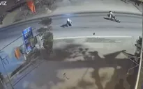 Hai người đi xe máy không đội mũ bảo hiểm lao như bay, ngã văng ra đường