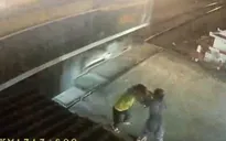 Nữ nhân viên gác chắn tàu bị hành hung vì từ chối mở barie