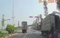 Phóng nhanh, vượt ẩu, xe máy tông vào đuôi xe tải dừng đèn đỏ