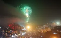 Khu vực sân Mỹ Đình (Hà Nội) chật cứng người xem pháo hoa mừng năm mới 2025