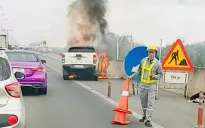 Cháy ô tô bán tải trên cao tốc TP Hồ Chí Minh - Dầu Giây