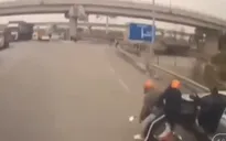 Tài xế mở cửa xe thiếu quan sát khiến người đi xe máy ngã trước đầu ô tô