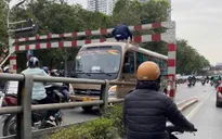 Xe khách bị mắc kẹt trên cầu vượt Tây Sơn, tài xế bị xử phạt