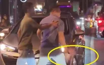 Va chạm giao thông, người đàn ông cầm vũ khí đánh người lái xe ôm