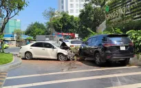 Ô tô mất lái gây tai nạn liên hoàn rồi lao vào khuôn viên chung cư