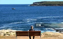 Australia đóng cửa 9 bãi biển do vật thể lạ