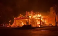 Gió thổi mạnh làm tăng nguy cơ thổi bùng bão lửa ở Los Angeles, Mỹ