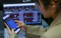 VN-Index vượt mốc 1.240 điểm