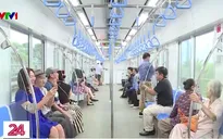 Nhiều người chọn đi lại bằng phương tiện giao thông công cộng để tránh kẹt xe