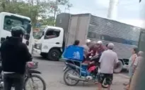 Điều tra vụ nhóm người đập phá xe tải, đánh gục phụ xe