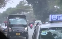 Xe hợp đồng đón trả khách không đúng nơi quy định gây mất an toàn, ùn tắc
