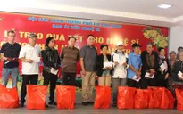 Hội nghệ sĩ Sân khấu trao quà Tết cho các nghệ sĩ, công nhân, hậu đài sân khấu