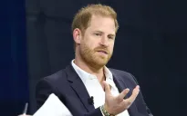 Hoàng tử Harry từ chối ở lại Cung điện trong chuyến đi tới Anh
