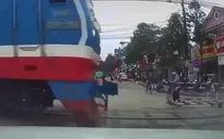 Tàu lao qua khi gác chắn chưa đóng gây nguy hiểm