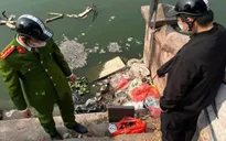 Hà Nội: Xử phạt nhiều trường hợp xả rác xuống sông sau khi cúng ông Công, ông Táo