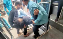 Nhân viên xe bus kịp thời đưa người tai nạn giao thông đi cấp cứu
