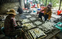 Làng nghề bánh khô mè trăm tuổi hối hả vào vụ Tết