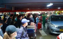 Xe buýt vận chuyển miễn phí hành khách ra ngoài sân bay Tân Sơn Nhất trong Tết Nguyên đán