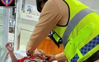 CSGT mở đường cho xe cấp cứu chở cháu bé sốt co giật đến bệnh viện