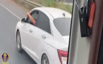 Tài xế ô tô con chèn ép, tạt đầu xe khách trên cao tốc Nội Bài - Lào Cai