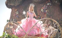 Nhận đề cử Oscar đầu tiên, Ariana Grande xúc động
