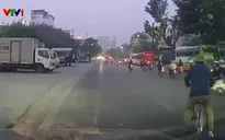 Sang đường không quan sát, cụ ông đi xe đạp suýt bị ô tô tông trúng