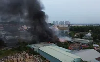 Cháy lớn tại một xưởng gỗ rộng hàng trăm mét vuông tại TP Hồ Chí Minh