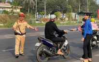 Đồng Nai: CSGT phát nước suối, khăn lạnh, tặng mũ bảo hiểm cho người dân về quê ăn Tết