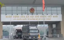 Nhộn nhịp chuyến hàng đầu xuân năm mới qua cửa khẩu Lào Cai