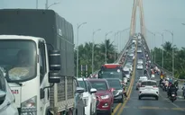 Cầu Rạch Miễu ùn tắc kéo dài ngày mùng 2 Tết