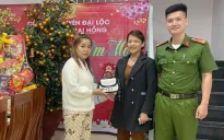 Đi chúc Tết nhặt được ví tiền, mang đến nhờ công an tìm người đánh rơi