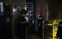 Cháy nhà trong hẻm ở TP Hồ Chí Minh, cảnh sát phá cửa dập lửa