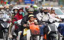Dòng người đổ về Hà Nội ngày cuối nghỉ Tết, nhiều tuyến đường ùn tắc