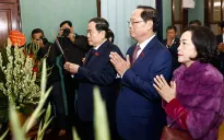 Chủ tịch Quốc hội Trần Thanh Mẫn dâng hương tưởng nhớ Chủ tịch Hồ Chí Minh tại Nhà 67