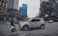 Xe máy gặp tai nạn khi đi vào làn đường dành cho xe buýt