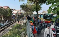 Va chạm với tàu hỏa ở Hà Nội, nam tài xế xe máy tử vong