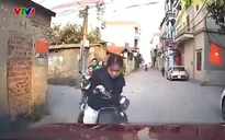 Cô gái phi xe điện từ trong ngõ ra lao thẳng vào đầu ô tô